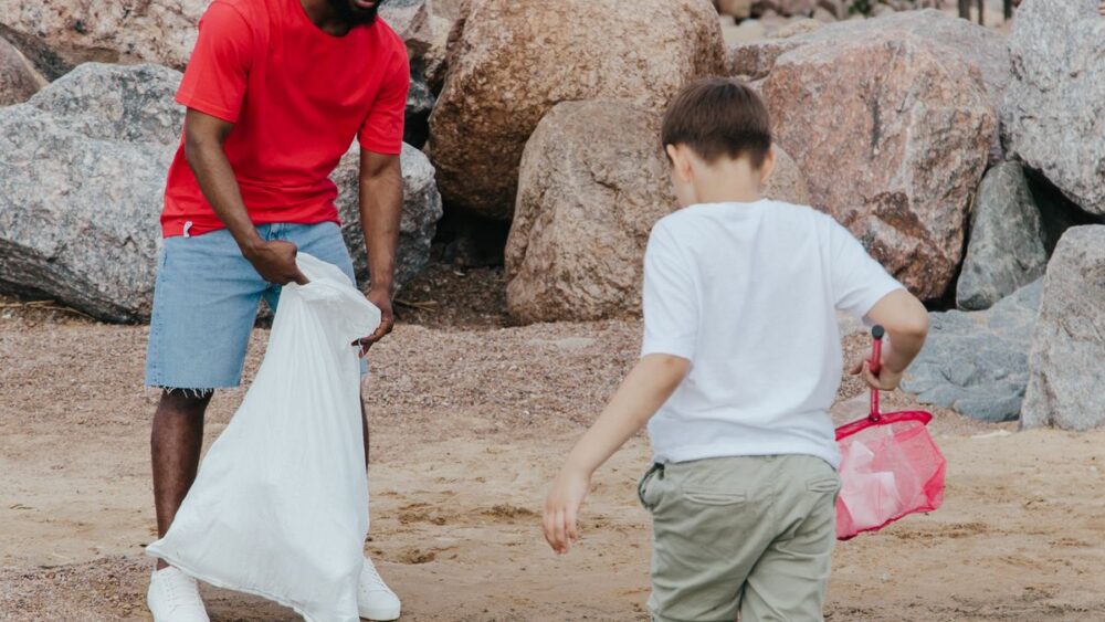 Personas recogiendo residuos en una playa