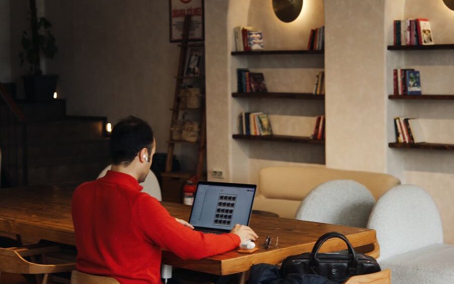 Persona trabajando con un portátil en una cafetería
